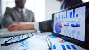 Ilustração digital em estilo flat mostrando uma mulher observando gráficos e ícones de tecnologia, representando as mudanças no mercado de trabalho e o surgimento de novas carreiras.