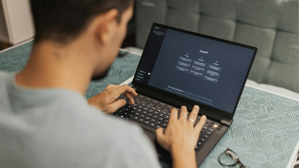 Pessoa utilizando o ChatGPT como ferramenta de IA para produtividade no marketing digital